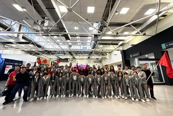 Người hâm mộ đón đội tuyển nữ Việt Nam tại sân bay Auckland. (Ảnh: VFF)