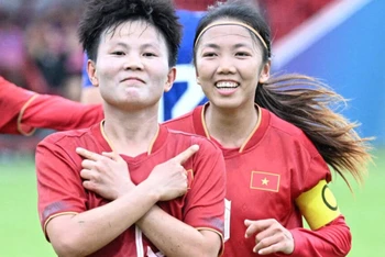 Nguyễn Thị Bích Thùy ăn mừng cùng Huỳnh Như sau khi ghi bàn vào lưới đội tuyển nữ Philippines tại SEA Games 32. (Ảnh: AFP)