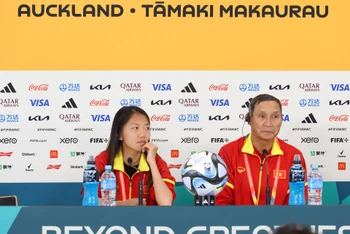 Huấn luyện viên Mai Đức Chung và tiền đạo Huỳnh Như trong buổi họp báo trước trận. (Ảnh: VOV)