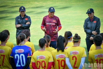 Huấn luyện viên Mai Đức Chung cùng ban huấn luyện chốt danh sách đội tuyển nữ tham dự ASIAD 19. (Ảnh: THÀNH ĐẠT)