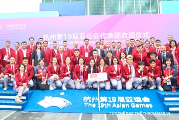 Các thành viên Đoàn thể thao Việt Nam tham dự Lễ thượng cờ. (Ảnh: Quý Lượng)