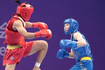 Nguyễn Thị Thu Thuỷ (áo xanh) giành Huy chương Đồng tán thủ hạng 60kg nữ. (Ảnh: Đoàn Thể thao Việt Nam)
