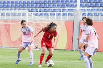 Huỳnh Như đi bóng trước các nữ tuyển thủ Nhật Bản. (Ảnh: VFF)