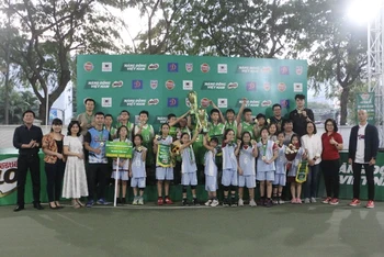 Ban tổ chức trao giải Nhất cho trường TH Công nghệ Giáo dục Hà Nội (đội nam) và TH Vinschool Smart City (đội nữ).