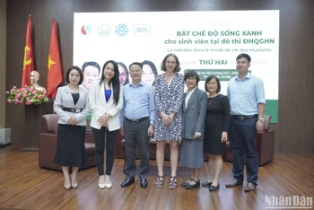 Các diễn giả và Ban tổ chức chụp hình lưu niệm tại sự kiện. (Ảnh: CHÍ CÔNG)