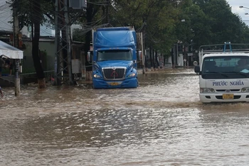 Đường 23 tháng 10, thành phố Nha Trang ngập sâu, phương tiện đi lại khó khăn. (Ảnh: PHONG NGUYÊN)