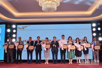 Tôn vinh 10 doanh nghiệp KHCN thuộc Hiệp hội doanh nghiệp KHCN Việt Nam xuất sắc nhất.