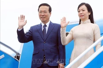 Chủ tịch nước Võ Văn Thưởng và Phu nhân rời Hà Nội, lên đường tham dự Tuần lễ Cấp cao Diễn đàn Hợp tác kinh tế châu Á-Thái Bình Dương (APEC) 2023. (Ảnh: TTXVN)
