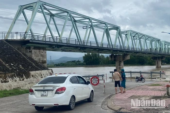 Nước sông Kỳ Lộ đang lên nhanh nguy cơ ngập lụt nhiều nơi tại huyện Đồng Xuân, Tuy An.