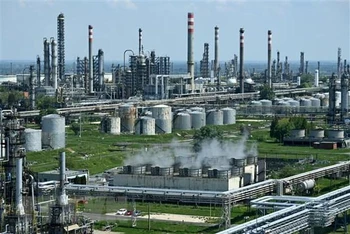 Một cơ sở lọc dầu gần thị trấn Szazhalombatta, cách thủ đô Budapest của Hungary 30km về phía nam. (Ảnh: AFP/TTXVN)