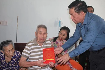 Đồng chí Nguyễn Trọng Nghĩa thăm, động viên người có công đang được nuôi dưỡng tại Trung tâm.