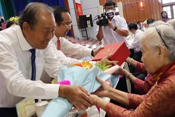 Nguyên Phó Thủ tướng Thường trực Trương Hòa Bình cùng lãnh đạo Tỉnh ủy Long An tặng hoa, quà các Mẹ Việt Nam Anh hùng.