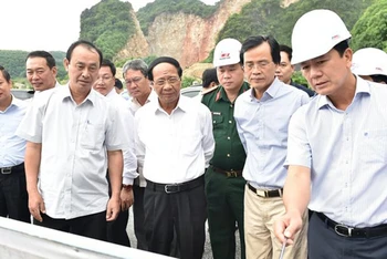 Phó Thủ tướng Lê Văn Thành nghe báo cáo tiến độ dự án tại công trường.