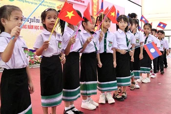 Các em học sinh Trường song ngữ Lào-Việt Nam Nguyễn Du hân hoan bước vào năm học mới. (Ảnh: HẢI TIẾN)