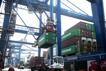 Hoạt động bốc dỡ hàng hóa xuất nhập khẩu tại Tân Cảng Cát Lái. (Ảnh: Hồng Đạt/TTXVN)