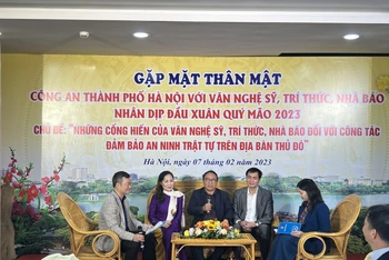 Các văn nghệ sĩ, nhà báo, tri thức tiêu biểu giao lưu tại buổi gặp mặt.