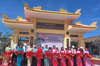 Lãnh đạo địa phương thực hiện nghi thức khánh thành công trình Khu di tích lịch sử “Nơi ở và làm việc của đồng chí Võ Văn Kiệt”.