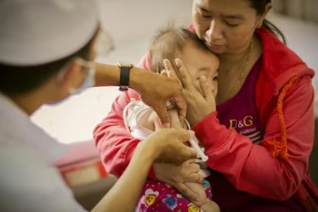 Tiêm phòng sởi, rubella cho trẻ em tại Trạm Y tế thị trấn Óc Eo, huyện Thoại Sơn, tỉnh An Giang. (Ảnh: UNICEF)