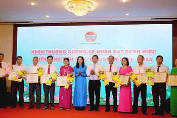 Lãnh đạo Hội Nông dân Thành phố Hồ Chí Minh biểu dương các cá nhân đạt danh hiệu “điển hình tiên tiến” giai đoạn 2021-2023.