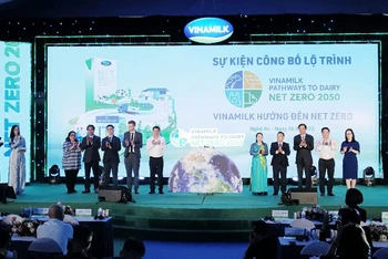 Các đại biểu cùng với Vinamilk thực hiện nghi thức công bố lộ trình hướng tới Net Zero 2050 tại sự kiện.