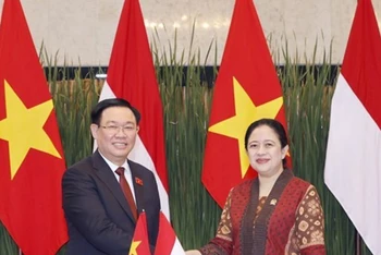 Chủ tịch Quốc hội Vương Đình Huệ và Chủ tịch Hạ viện Indonesia Puan Maharani. (Ảnh: TTXVN)
