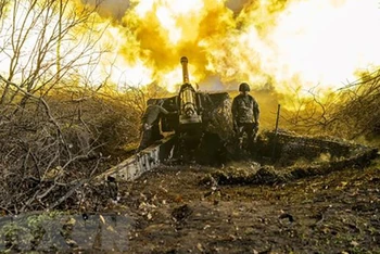 Binh sĩ Ukraine nã đạn pháo nhằm vào các mục tiêu của Nga ở ngoại ô Bakhmut. (Nguồn: AFP/TTXVN)