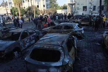 Nhiều xe ô-tô bị cháy sau vụ không kích của Israel vào Bệnh viện Al-Ahli ở Dải Gaza, ngày 18/10/2023. (Ảnh: THX/TTXVN)