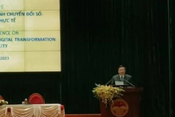 Đồng chí Nguyễn Xuân Thắng phát biểu với Hội thảo.