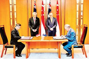 Thủ tướng Australia và Singapore chứng kiến lễ ký thỏa thuận hợp tác giữa hai nước. 