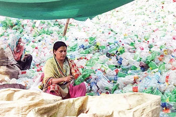 Cơ sở tái chế chai nhựa tại Lahor, Pakistan. (Ảnh TÂN HOA XÃ) 