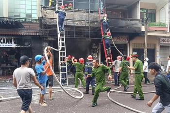 Lực lượng cứu hỏa nhanh chóng xử lý đám cháy.