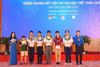 Bí thư Trung ương Đoàn, Chủ tịch Hội Sinh viên Việt Nam Nguyễn Minh Triết (ngoài cùng bên phải) trao Huy hiệu "Tuổi trẻ sáng tạo" tặng 6 thí sinh giành giải Nhất Hội thi Tin học trẻ toàn quốc lần thứ 29, năm 2023.
