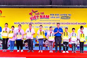 Ban tổ chức trao quà tặng học sinh Thái Bình có hoàn cảnh khó khăn. 