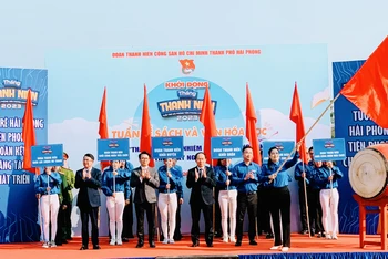 Bí thư Thành ủy Hải Phòng Lê Tiến Châu cùng các đại biểu thực hiện nghi thức khởi động Tháng Thanh niên Hải Phòng năm 2023.