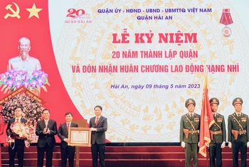 Trao Huân chương Lao động hạng Nhì của Chủ tịch Nước tặng nhân dân và cán bộ quận Hải An. (Hải Phòng)