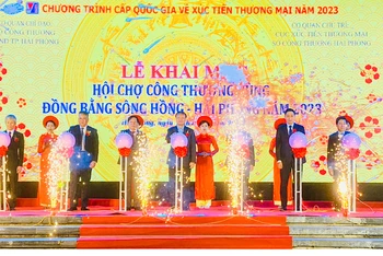 Các đại biểu nhấn nút khai mạc Hội chợ công thương vùng đồng bằng sông Hồng-Hải Phòng năm 2023.