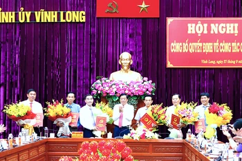 Bí thư Tỉnh uỷ Vĩnh Long Bùi Văn Nghiêm trao quyết định và hoa chúc mừng những đồng chí nhận nhiệm vụ mới.