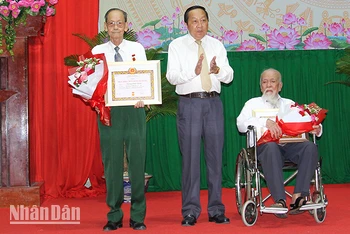 Phó Bí thư Thường trực Tỉnh ủy Vĩnh Long Nguyễn Thành Thế trao Huy hiệu 70 năm tuổi đảng cho 2 đồng chí. 