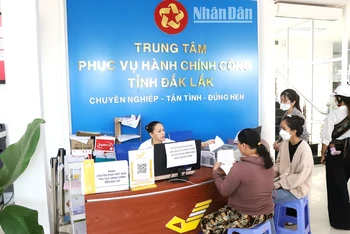 Người dân đến giải quyết thủ tục hành chính tại Trung tâm phục vụ hành chính công tỉnh Đắk Lắk.