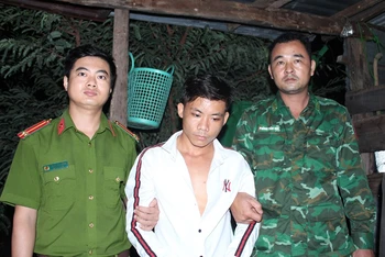 Lực lượng chức năng bắt giữ đối tượng Võ Văn Út về hành vi tàng trữ trái phép chất ma túy.