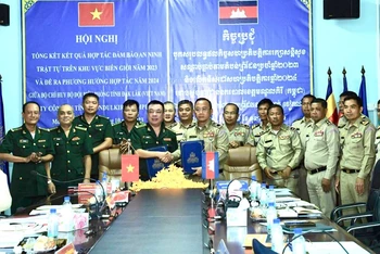 Lãnh đạo Bộ Chỉ huy Bộ đội Biên phòng tỉnh Đắk Lắk và Ty Công an tỉnh Mondulkiri ký kết biên bản hội đàm.