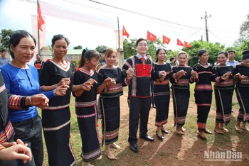 Bí thư Tỉnh ủy Đắk Lắk Nguyễn Đình Trung múa xoang cùng bà con buôn Kri.
