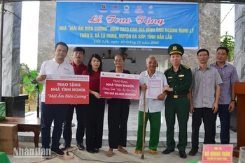Đại diện Bộ Chỉ huy Bộ đội Biên phòng tỉnh Đắk Lắk và các đơn vị trao tặng nhà cho gia đình ông Hoàng Minh Lý.