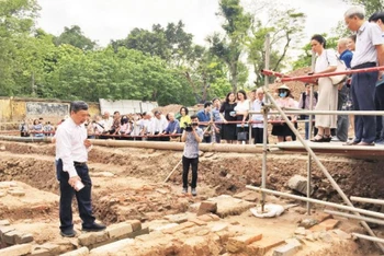 Các nhà khoa học khảo sát hố khai quật khảo cổ tại Hoàng thành Thăng Long.