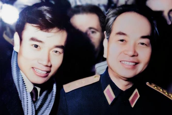 Nhà báo Phạm Việt Tùng được Đại tướng Võ Nguyên Giáp mời chụp ảnh chung sau khi bức ảnh máy bay B52 rơi xuống hồ Hữu Tiệp được công bố. (Ảnh tư liệu)