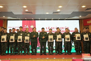 Đại diện lãnh đạo Tổng cục Kỹ thuật trao quà tặng các kiểm định viên quân sự trước khi lên đường làm nhiệm vụ.