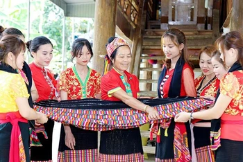 Người dân bản Bộng, xã Thành Sơn (huyện Anh Sơn, tỉnh Nghệ An) học nghề dệt thổ cẩm truyền thống.