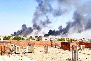 Thủ đô Sudan rung chuyển vì các đợt không kích. (Ảnh ALZAJEERA/AP)