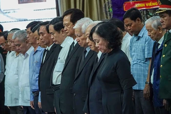 Các đồng chí lãnh đạo Đảng, Nhà nước dự lễ truy điệu đồng chí Lê Phước Thọ. (Ảnh TTXVN)