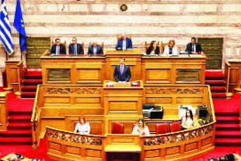 Thủ tướng Hy Lạp Kyriakos Mitsotakis phát biểu trong phiên họp Quốc hội ở Athens.